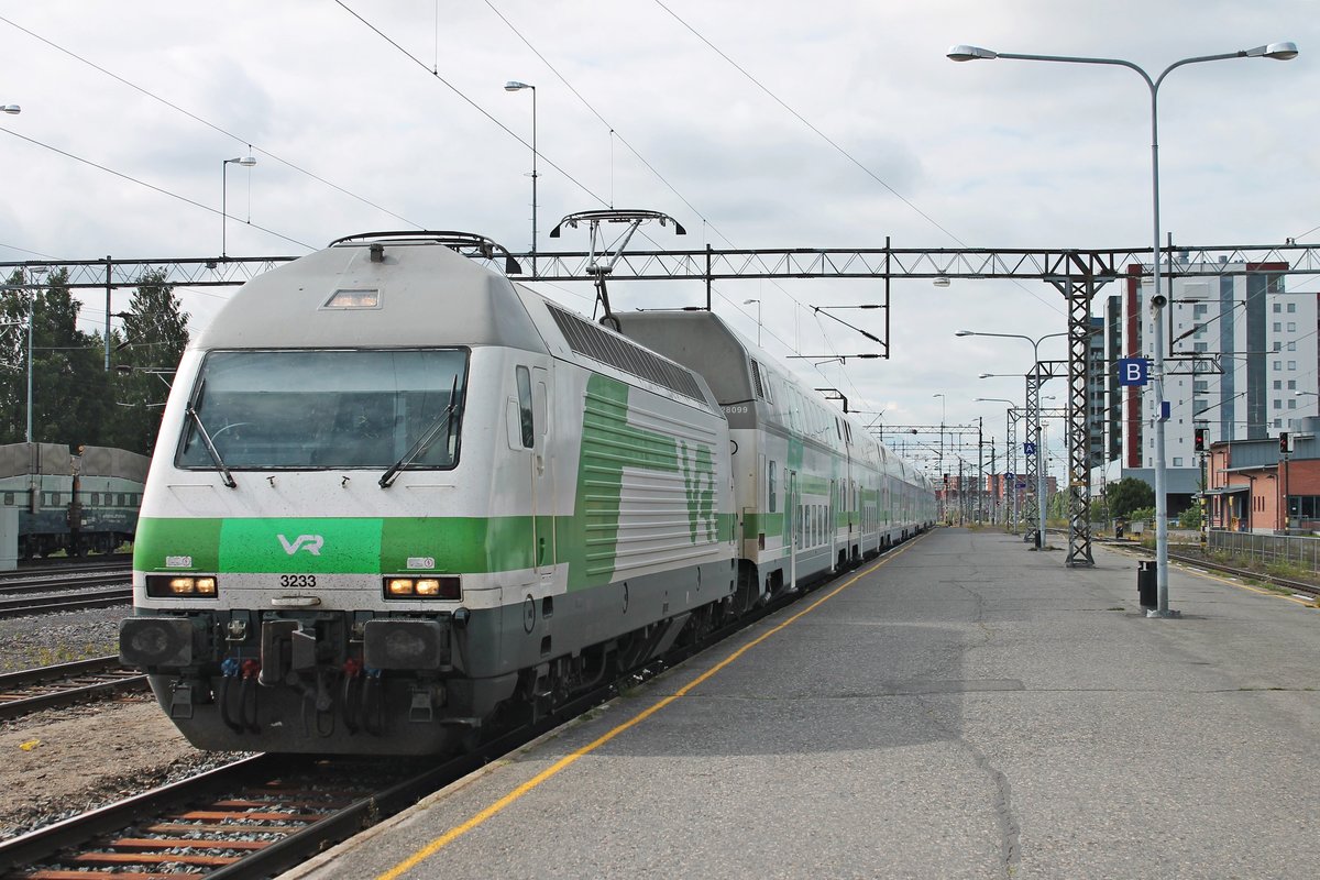 Einfahrt am Morgen des 10.07.2019 von Sr2 3233 mit dem IC 403 (Tampere - Oulu) auf Gleis 3 in den Endbahnhof. Anschließend ging es dann als IC 24 in die Landeshauptstadt.