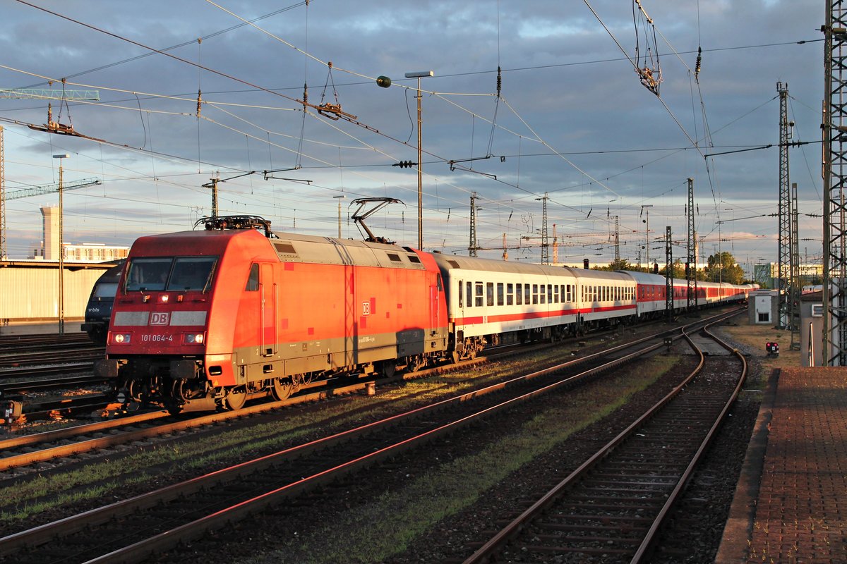 Einfahrt am Morgen des 20.07.2015 von 101 064-4 mit dem IC 61419 (Duisburg Hbf - Basel SBB)/CNL 40419 (Amsterdam Centraal - Zürich HB)/CNL 479 (Hamburg-Altona - Zürich HB) in den Badischen Bahnhof von Basel auf Gleis 3.