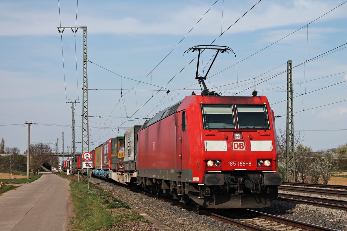 Einfahrt am Nachmittag des 02.04.2019 von 185 189-8 mit einem bunten KLV auf das Überholgleis im Bahnhof von Mülheim (Baden). Nach der Überholung durch DB Fernverkehr fuhr sie dann weiter in Richtung Schweizer Grenze.