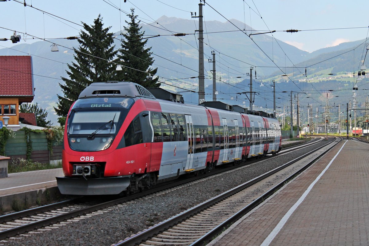 Einfahrt am Nachmittag des 02.07.2018 von ÖBB 4024 092-1 als S-Bahn nach Ötztal in den Bahnhof von Fritzens-Wattens.