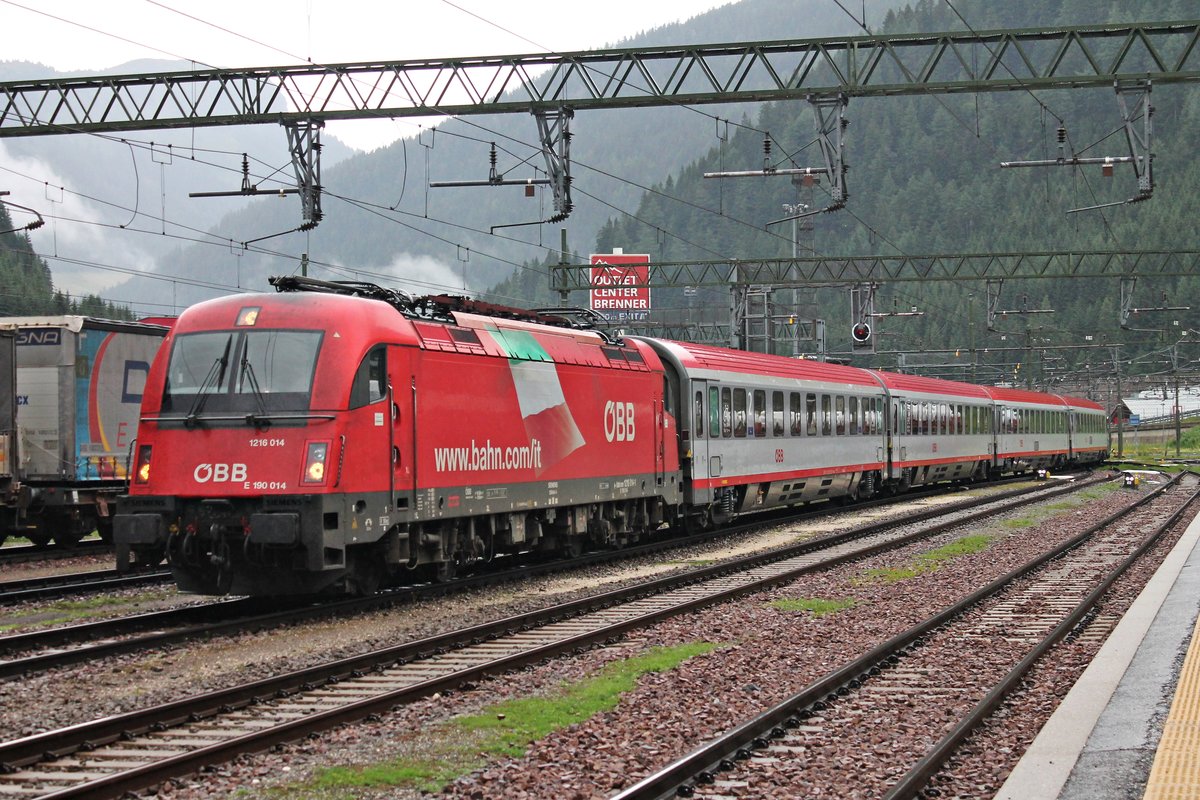 Einfahrt am Nachmittag des 03.07.2018 von 1216 014 (E 190 014) mit ihrem EuroCity aus Richtung Innsbruck in den Bahnhof von Brenner. Nach einem Systemwechsel fuhr sie dann weiter in Richtung Bozen.