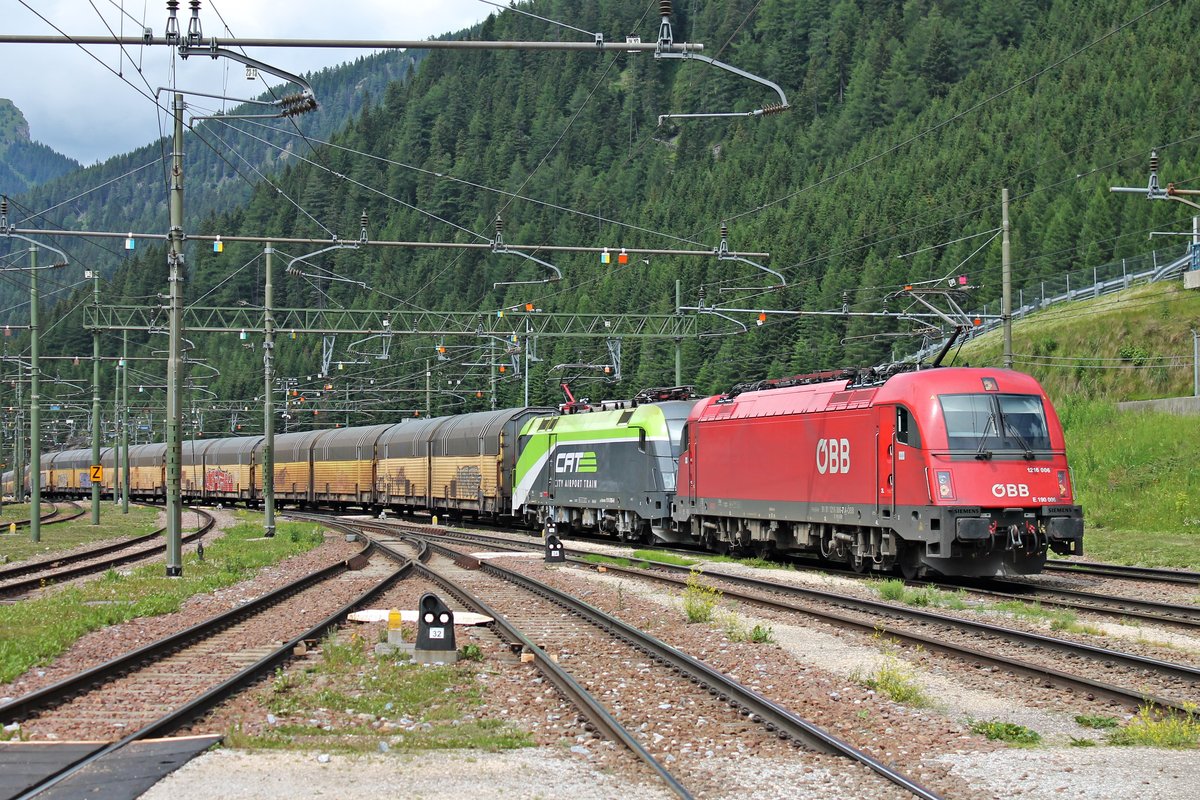 Einfahrt am Nachmittag des 04.07.2018 von 1216 006 (E 190 006) zusammen mit 1016 036  CAT  und einem langen  ARS Altmann -Autotransportzug in den Bahnhof vom Brenner, wo die 1016 036 den Zug verlassen wird und die 1216er den Zug dann alleine weiter in Richtung Bozen bespannen wird.