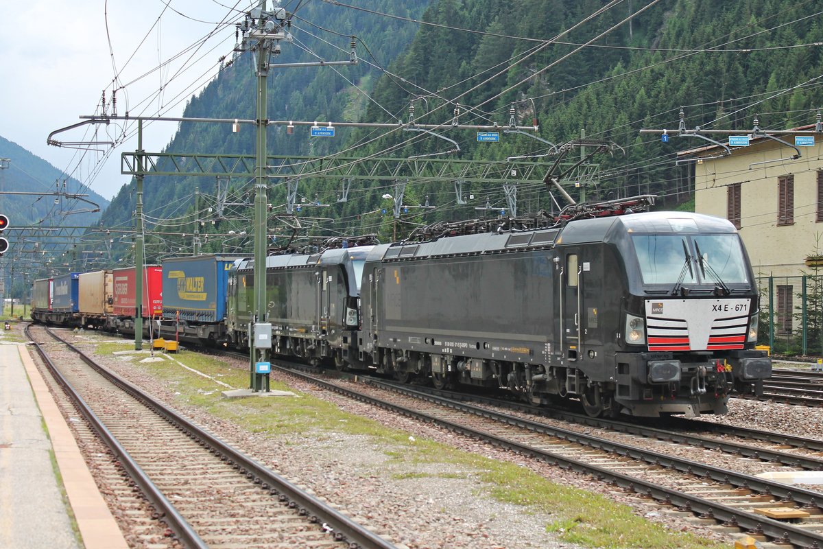 Einfahrt am Nachmittag des 05.07.2018 von MRCE/TXL X4 E-671 (193 671-5) zusammen mit MRCE/TXL X4 E-667 (193 667-3) und einem bunten KLV aus Verona Q. E. in den Bahnhof von Brennero. Nach einem Systemwechsel brachten sie den Zug weiter durch Österreich in Richtung Deutschland.