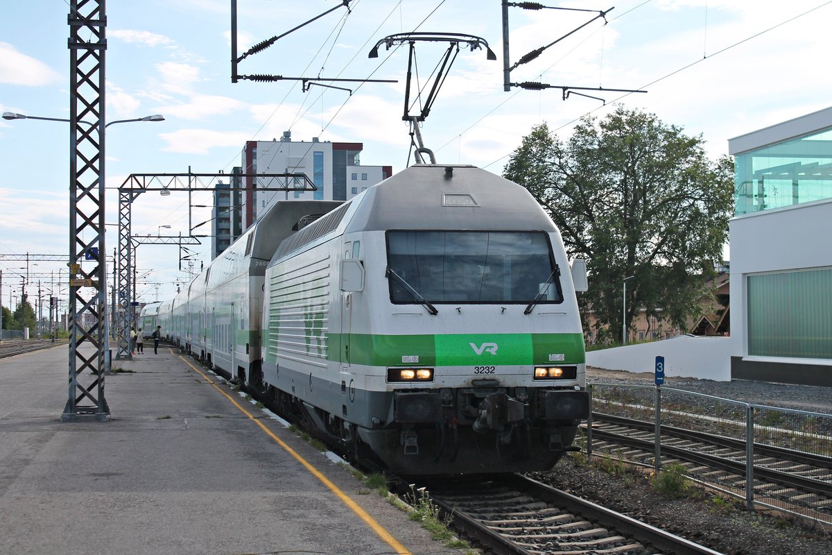 Einfahrt am Nachmittag des 09.07.2019 von Sr2 3232 mit ihrer IC-Garnitur als Leerzug auf Gleis 2 in den Bahnhof von Oulu. Später fuhr sie als IC 28 (Oulu - Helsinki) dann in Richtung Süden.