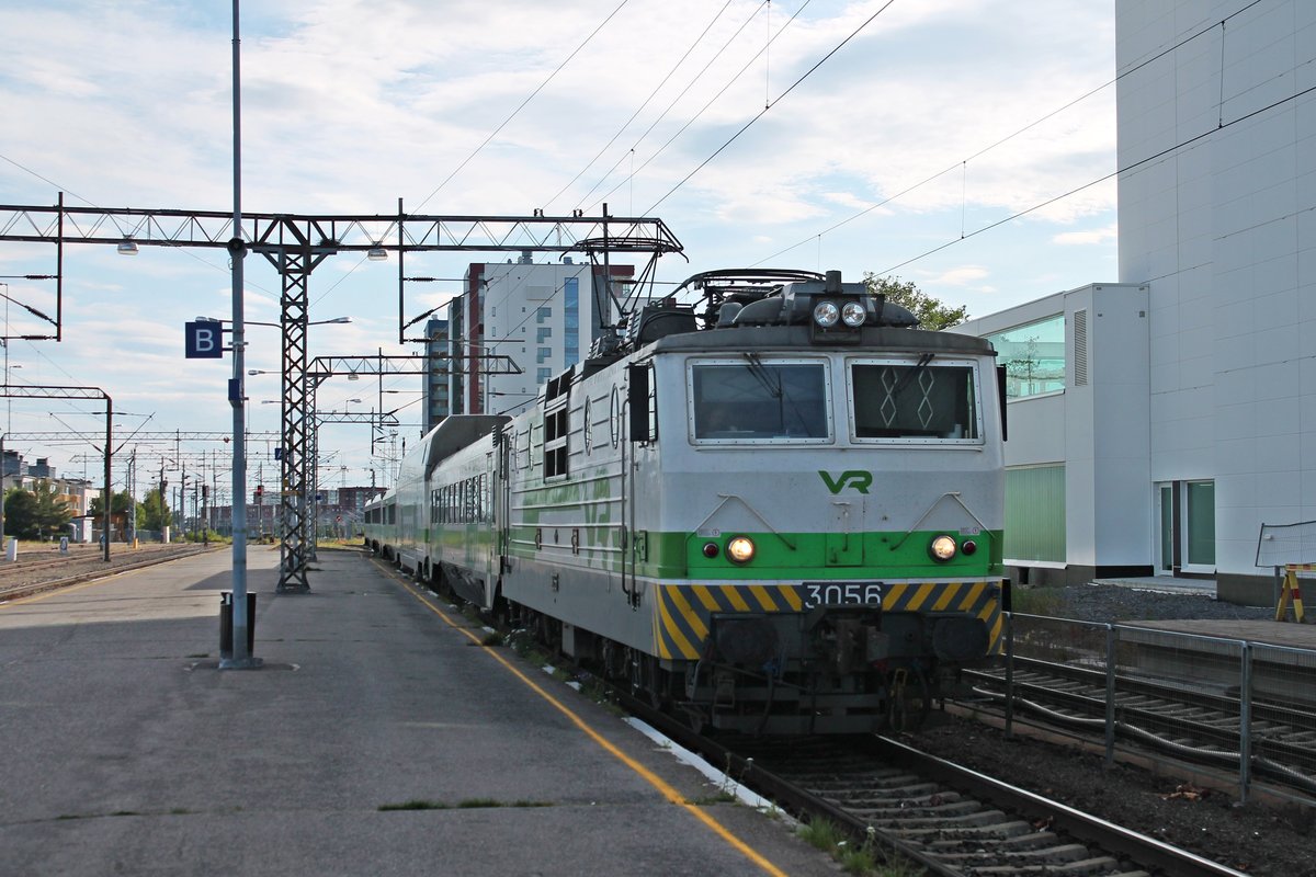 Einfahrt am Nachmittag des 09.07.2019 von Sr1 3056 mit ihrem Leerzug auf Gleis 2 in den Bahnhof von Oulu. Später fuhr sie dann als IC 415 (Oulu - Rovaniemi) weiter in Richtung Norden.