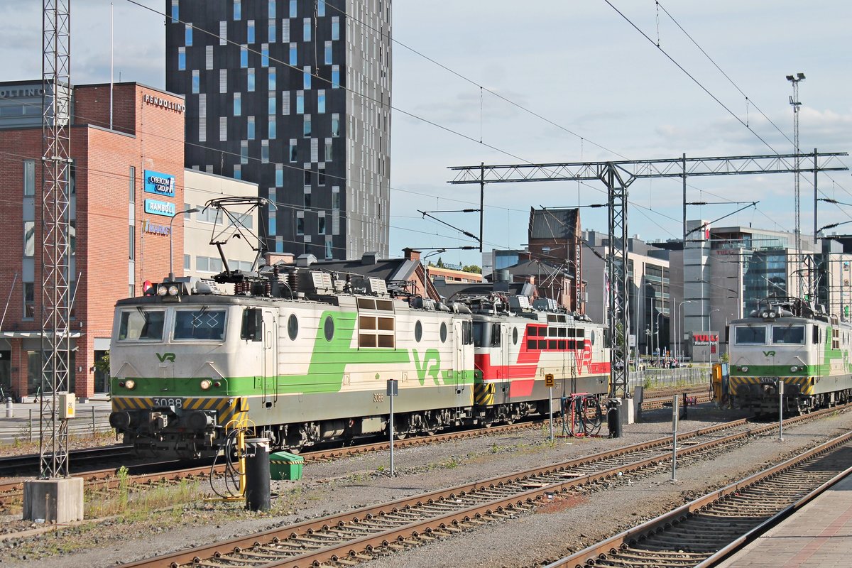 Einfahrt am Nachmittag des 10.07.2019 von Sr1 3098 zusammen mit der Sr1 3007 als Lokzug aus Richtung Süden in den Bahnhof von Tampere.