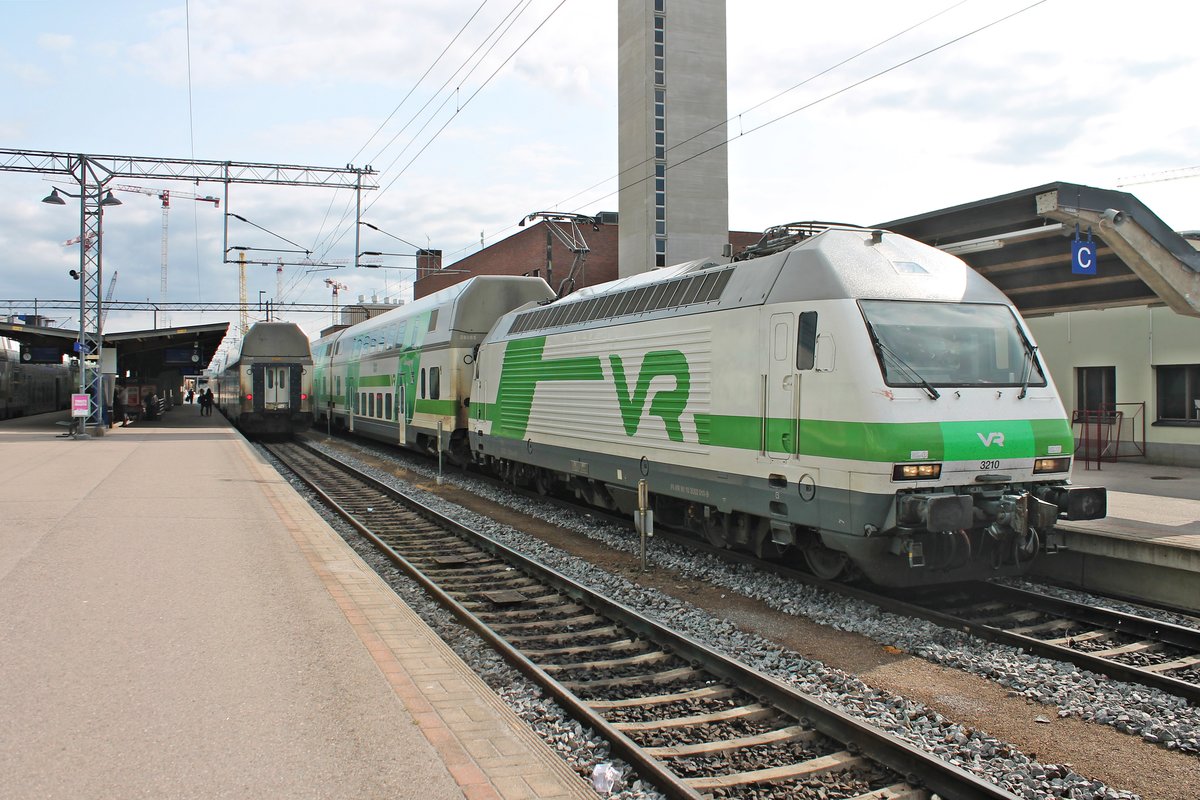 Einfahrt am Nachmittag des 11.07.2019 von Sr2 3210 mit dem IC 27 (Helsinki - Rovaniemi) auf Gleis 1 in den Bahnhof von Tampere. Nach einem kurzen Aufenthalt ging die Fahrt weiter in Richtung Nordfinnland.