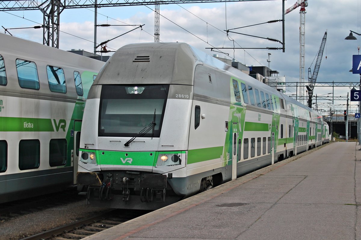 Einfahrt am Nachmittag des 11.07.2019 vom VR IC-Steuerwagen 28610 mit der Sr2 3237 am Zugschluss als IC 471 (Helsinki - Pori) auf Gleis 5 in den Bahnhof Tampere. Nach einem kurzen Zwischenhalt ging es dann später weiter in Richtung Norden.