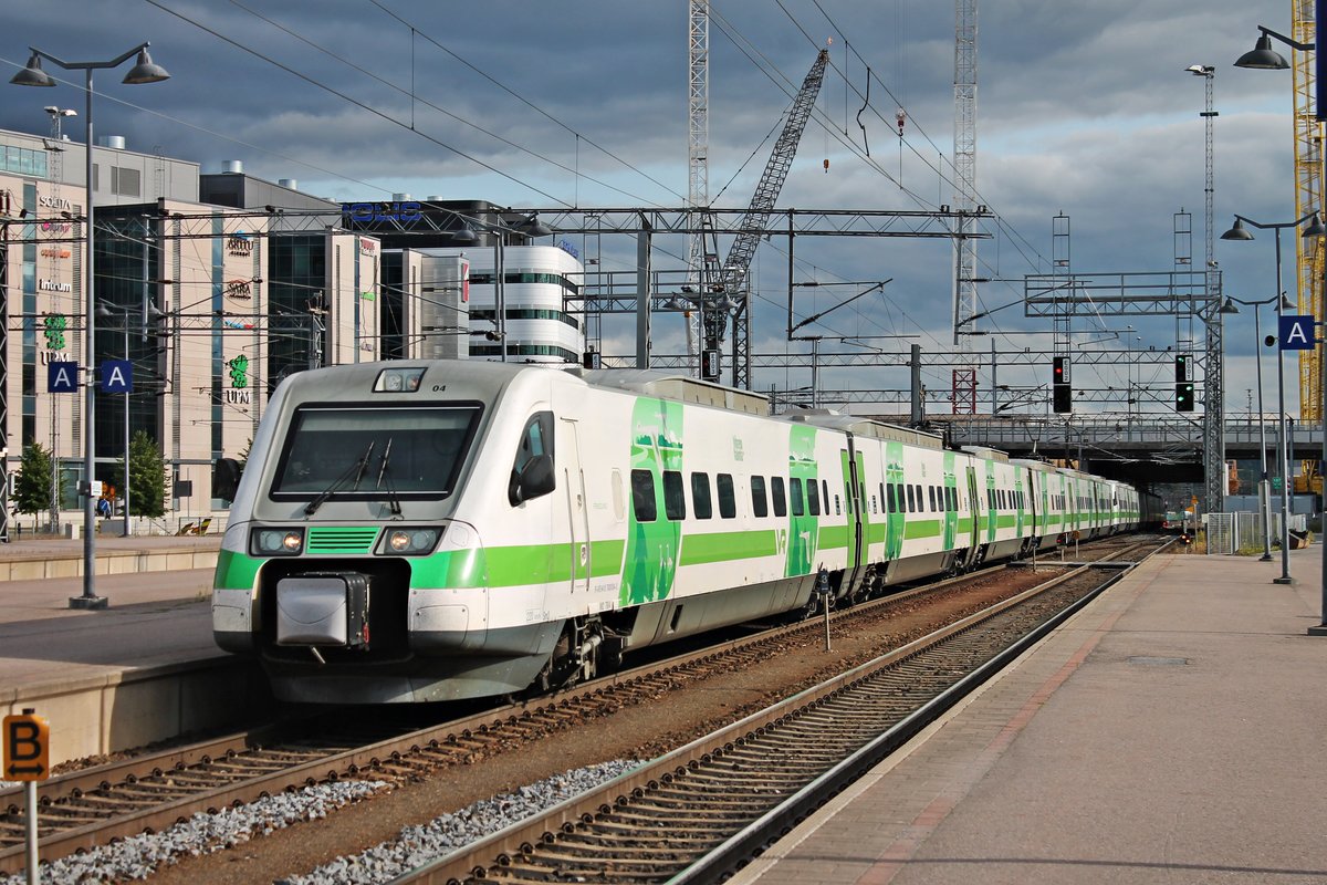 Einfahrt am Nachmittag des 11.07.2019 von Sm3 7604 (7 000 004-2) als S 47 (Helsinki - Vasa) zusammen mit Sm3 7103 (7 000 003-4), welcher als S 51 (Helsinki - Oulu) verkehrte, auf Gleis 2 in den Bahnhof von Tampere, wo sich die Wege der zwei Pendolino´s trennten.