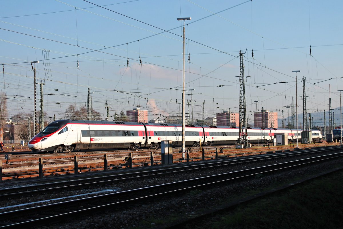 Einfahrt am Nachmittag des 14.02.2018 von RABe 503 021 als ECE 52 (Milano Centrale - Frankfurt (Main) Hbf) auf Gleis 4 in den Badischen Bahnhof von Basel.