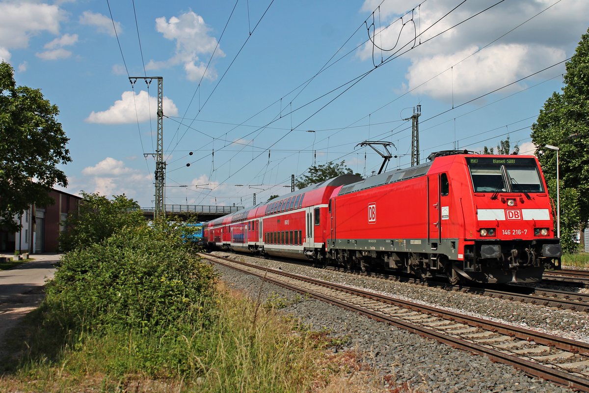 Einfahrt am Nachmittag des 24.05.2018 von 146 216-7 mit ihrem RE (Offenburg - Basel SBB) in den Bahnhof von Müllheim (Baden). Nach einem kurzem Zwischenhalt ging dann die Fahrt in Richtung Schweiz weiter.