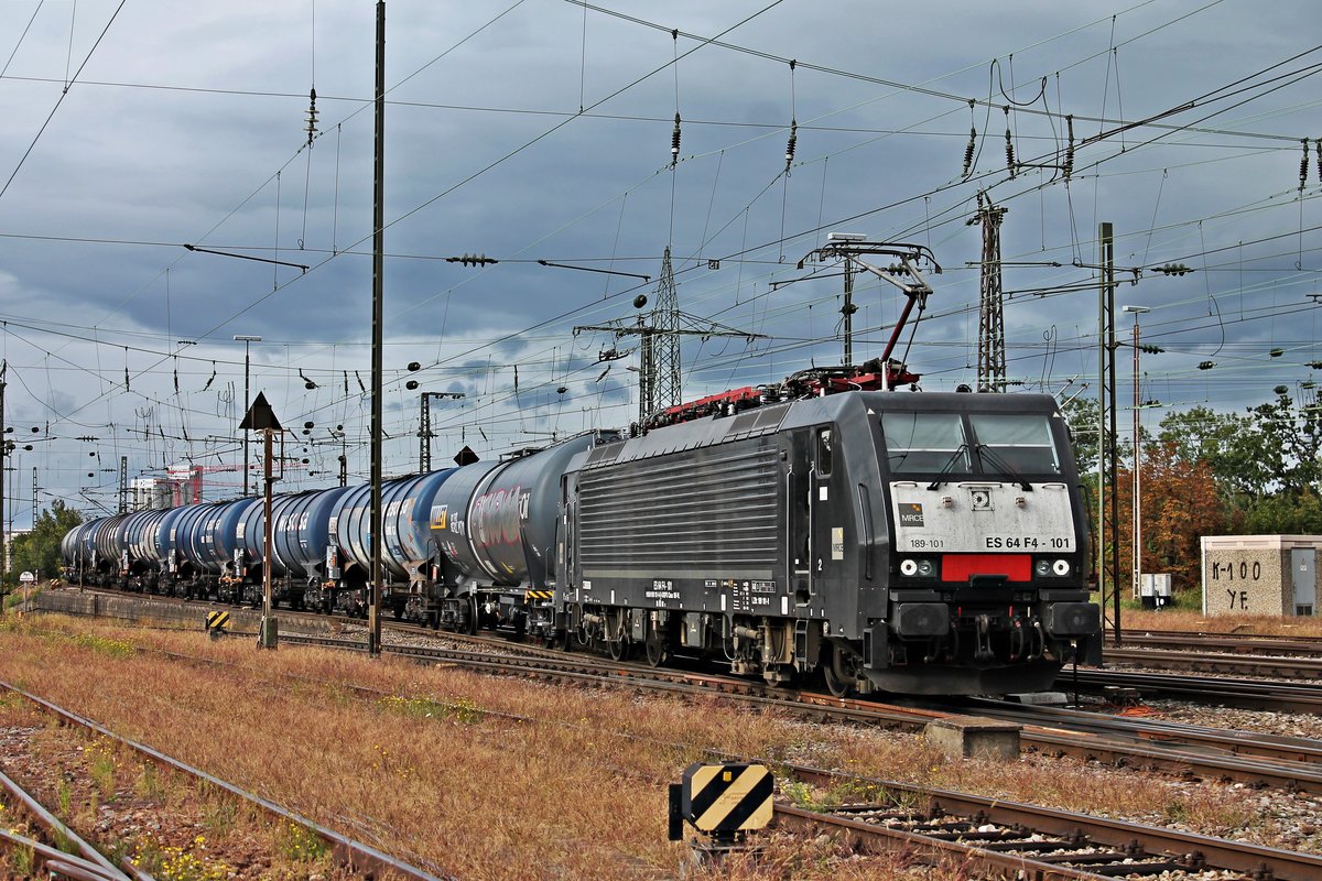 Einfahrt am Nachmittag des 25.09.2019 von MRCE/SBBCI ES 64 F4-101 (189 101-9) mit einem vollen Kesselzug auf Gleis 1 in den Badischen Bahnhof von Basel, welchen sie ohne halten in Richtung Rangierbahnhof Muttenz durchfahren wird.