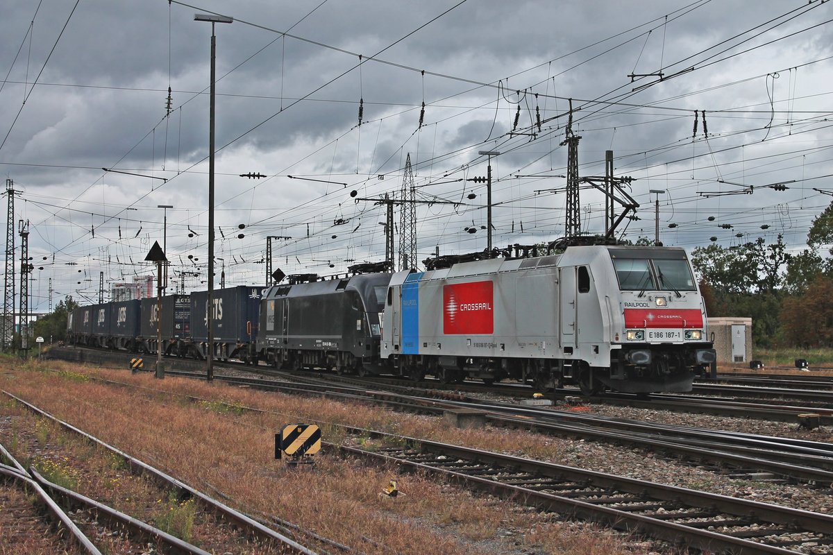 Einfahrt am Nachmittag des 25.09.2019 von Rpool/XRAIL E 186 187-1  Crossrail  zusammen mit der Wagelok MRCE/XRAIL ES 64 U2-096 (182 596-7) und dem  GTS -Containerzug (Zeebrugge - Piacenza) in den Badischen Bahnhof von Basel in Richtung Rangierbahnhof Muttenz, wo sie ihren Zug dann an die BLS Cargo übergeben werden.