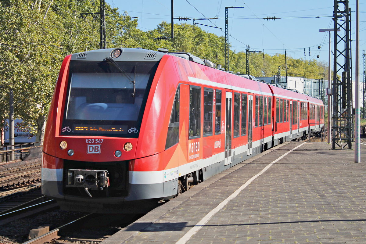 Einfahrt am Nachmittag des 27.09.2018 von 620 547  vareo  als RB 24 (Gerolstein - Köln Messe/Deutz) in den Bahnhof von Köln Süd, wo er seinen nächsten Zwischenhalt einlegen wird.