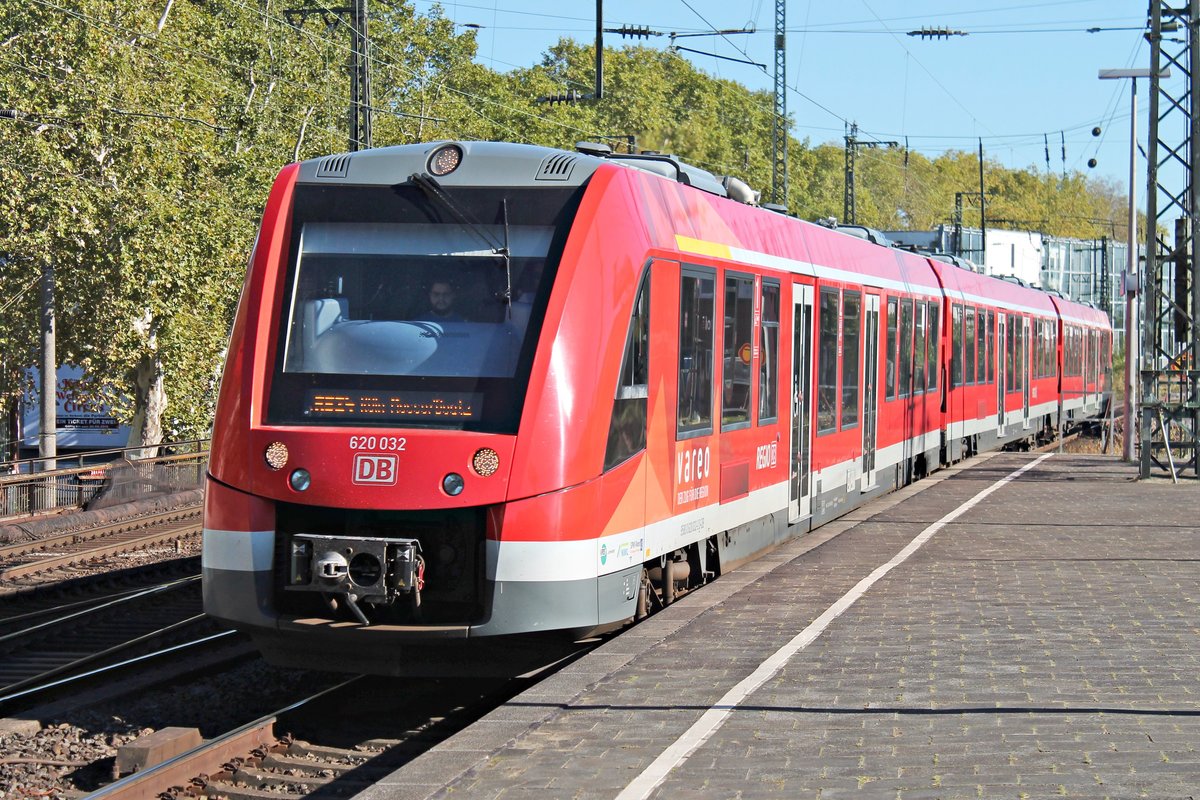 Einfahrt am Nachmittag des 27.09.2018 von 620 032 als RB 24 (Gerolstein - Köln Messe/Deutz) in den Bahnhof von Köln Süd.