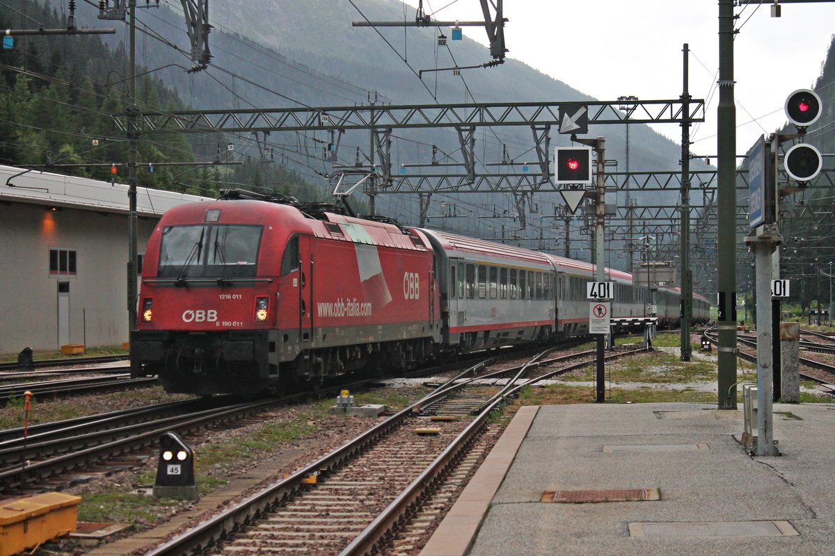 Einfahrt am späten Nachmittag des 05.07.2018 von 1216 011 (E 190 011) mit dem EC 86 (Venezia S. L. - München Hbf) in den Bahnhof von Brennero. Nach dem Systemwechsel brachte die 1216er ihren Zug über Innsbruck weiter in Richtung Deutschland.