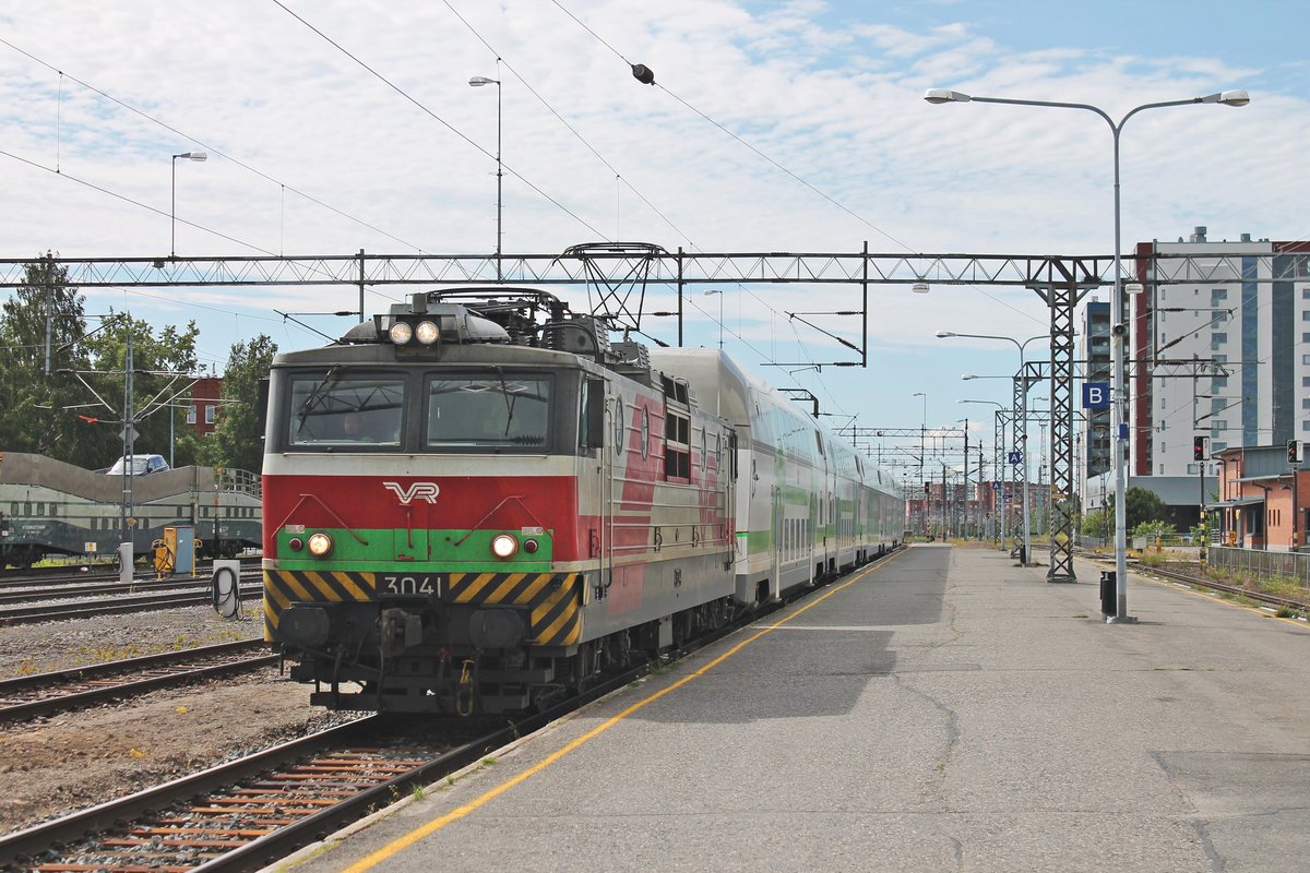 Einfahrt am Vormittag des 09.07.2019 von Sr1 3041 mit dem IC 711 (Helsinki - Rovaniemi) auf Gleis 3 in den Bahnhof von Oulu. Nach einem kurzen Zwischenhalt ging es dann weiter in Richtung Norden.