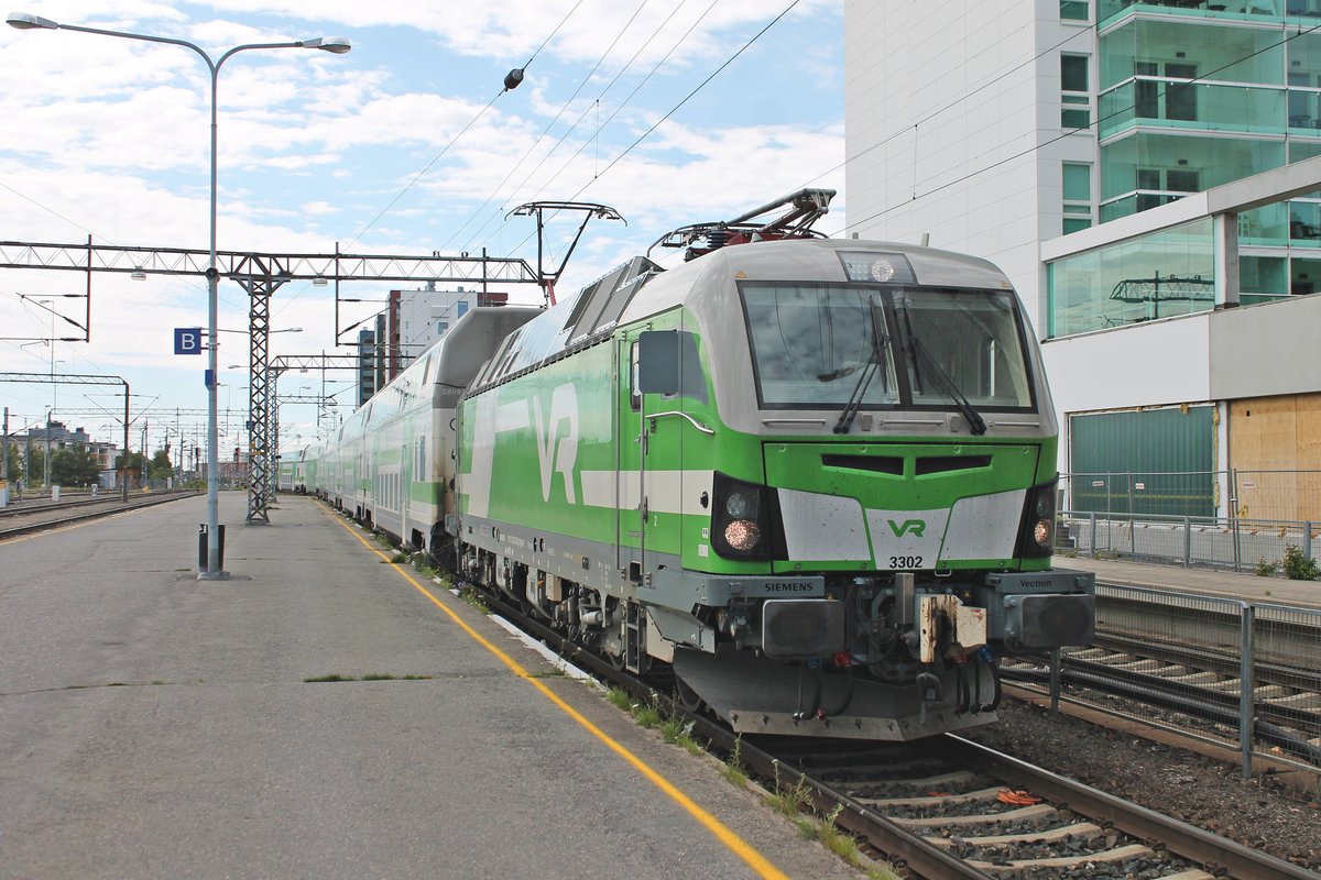 Einfahrt am Vormittag des 09.07.2019 von Sr3 3302 mit dem IC 121 (Helsinki - Oulu) auf Gleis 2 in den Zielbahnhof. Nachdem alle Passagiere aus dem Zug ausgestiegen sind, wird der Vectron den Zug in die Abstellung schieben.