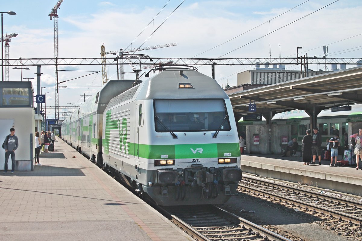 Einfahrt am Vormittag des 12.07.2019 von Sr2 3215 mit ihrem IC 142 (Jyväskylä - Helsinki) auf Gleis 4 in den Bahnhof von tampere. Nach einem Richtungswechsel ging es später dann weiter in Richtung Hauptstadt.