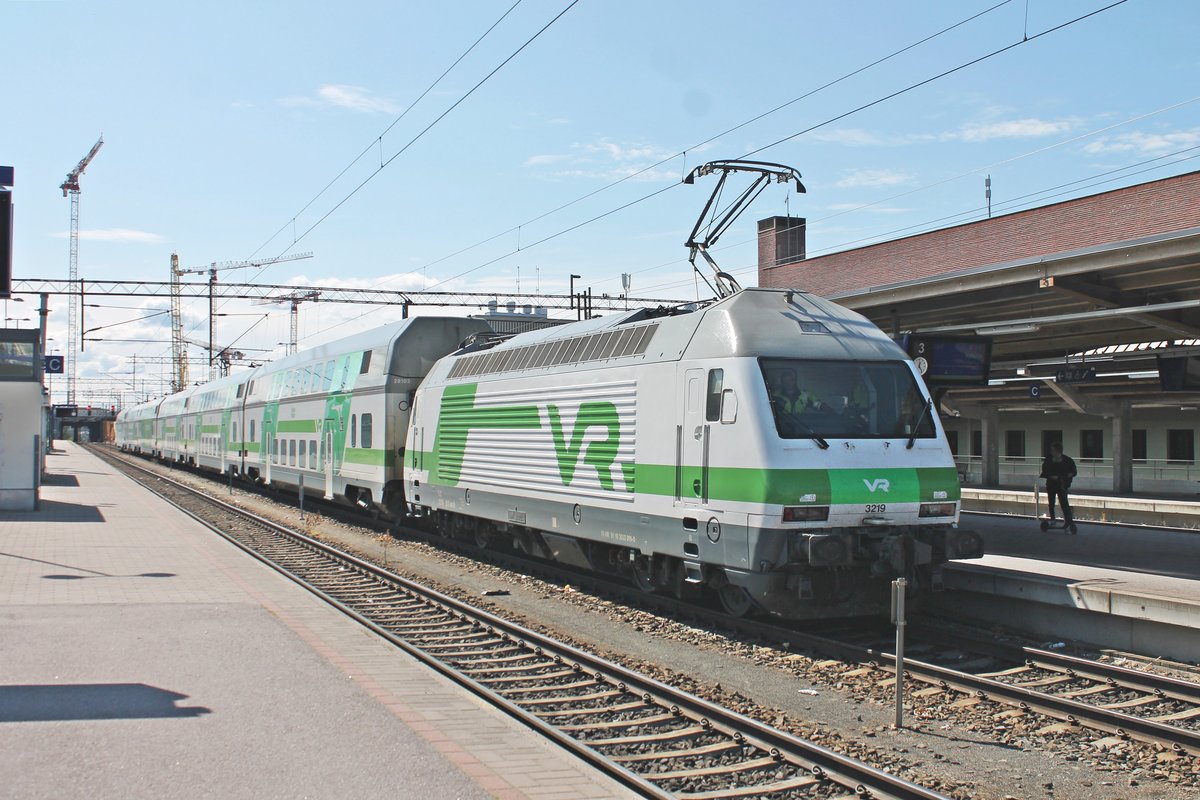 Einfahrt am Vormittag des 12.07.2019 von Sr2 3219 mit ihrer IC-Garnitur auf Gleis 3 in den Bahnhof von Tampere, wo sie später dann als IC 174 (Tampere - Helsinki) startete.