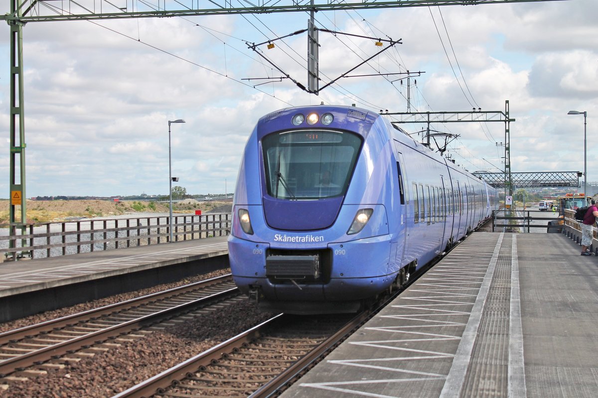 Einfahrt am Vormittag des 17.07.2019 von Skånetrafiken X61090 zusammen mit Skånetrafiken X61091 als Pågatågen in den Haltepunkt von Hjärup. Nach einem kurzen Zwischenhalt ging es dann die zwei Coradia Nordic weiter in Richtung Malmö.