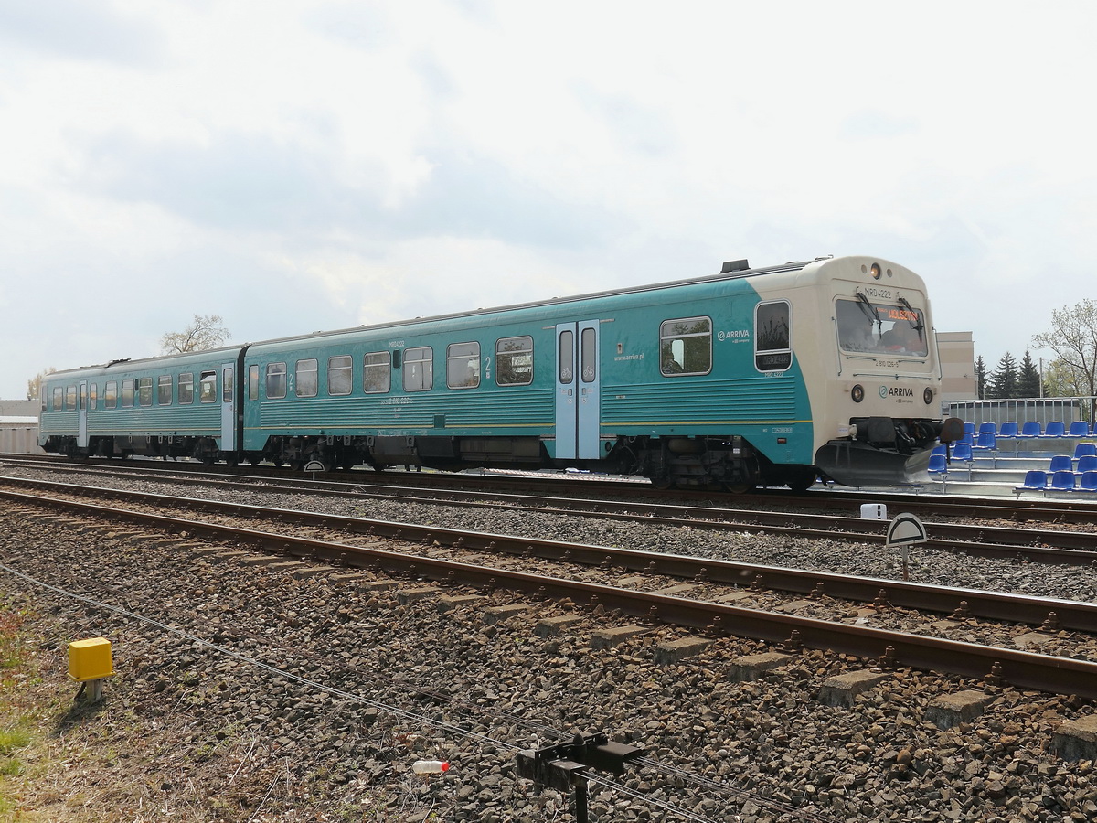 Einfahrt Arriva 4 222 (2 810 026-5) in den Bahnhof Wolsztyn am 29 April 2017.