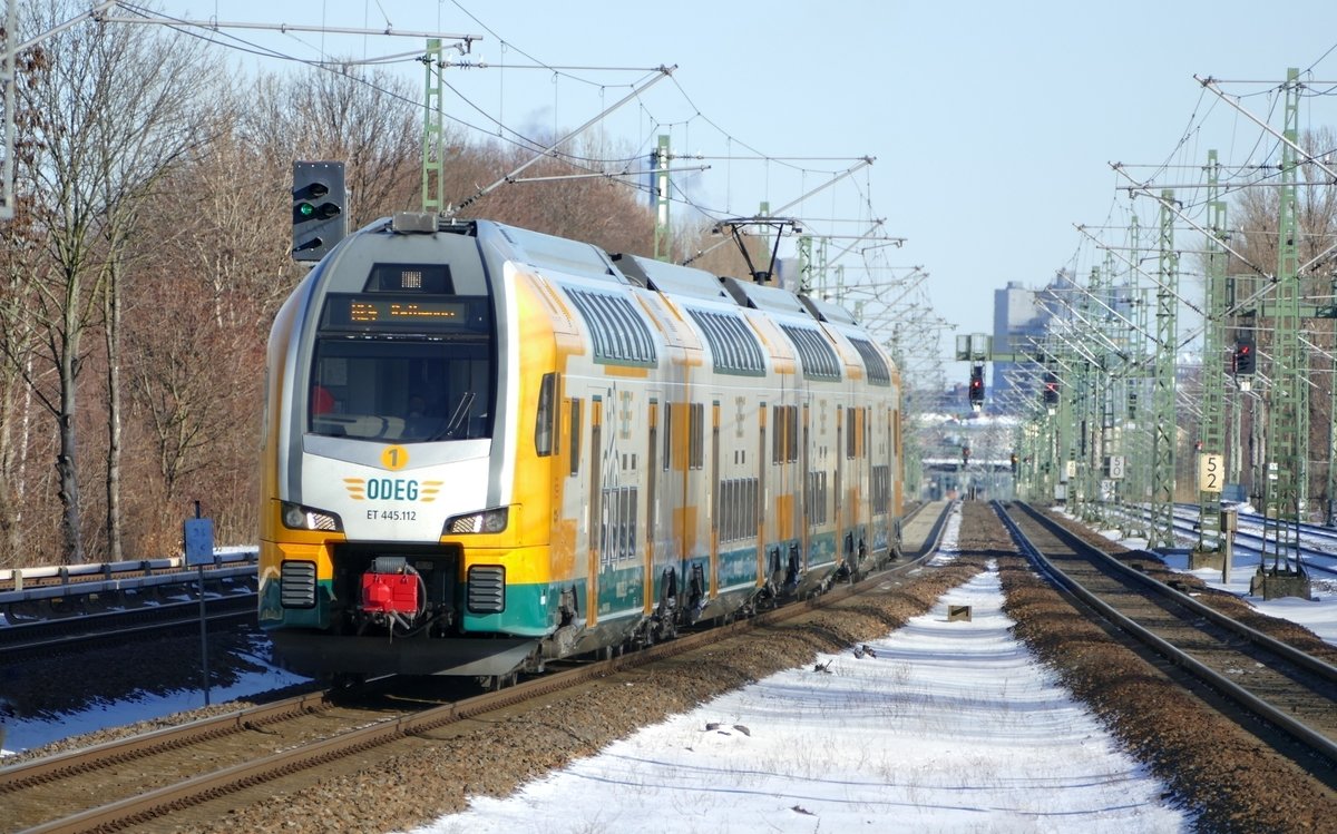 Einfahrt in den Bahnhof B Jungfernheide mit ODEG Kiss 'ET 445 112', als RE4 auf Gleis 4, mit Fahrtziel Rathenow. Bhf. Berlin Jungfernheide (mit Blickrichtung Beusselstraße)  im Februar 2021.