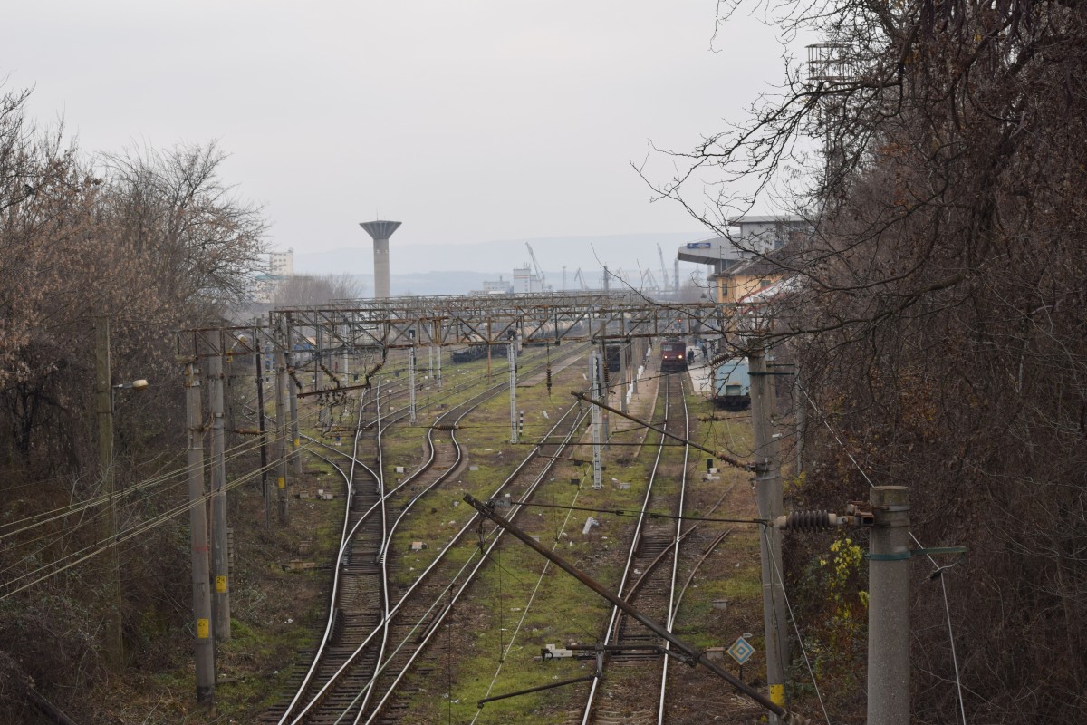 Einfahrt im Bahnhof Drobeta Turnu Severin aus Richtung Craiova am 29.12.2015.
