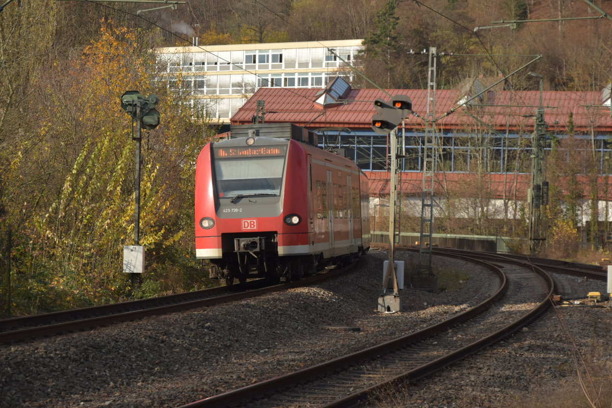 Einfahrt in den Bahnhof Eberbach am Neckar hat hier am Donnerstag den 26.11.2020 der als S2 nach Mosbach Baden fahrende 425  738-2 .