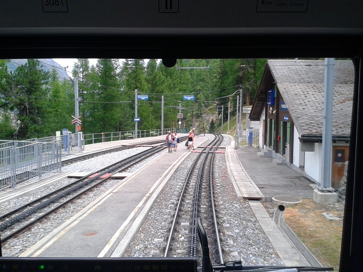 Einfahrt in den Bahnhof Findelbach auf 1770 m.ü.M. (22.7.2015)
