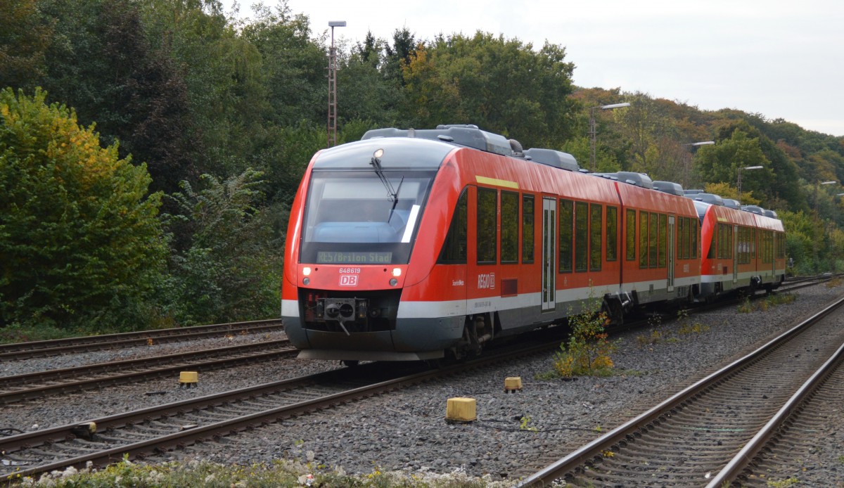 Einfahrt in den Bahnhof Neheim-Hüsten für 648 619 mit RE 57 nach Brilon Stadt. (Foto aufgenommen am 21.10.2015)