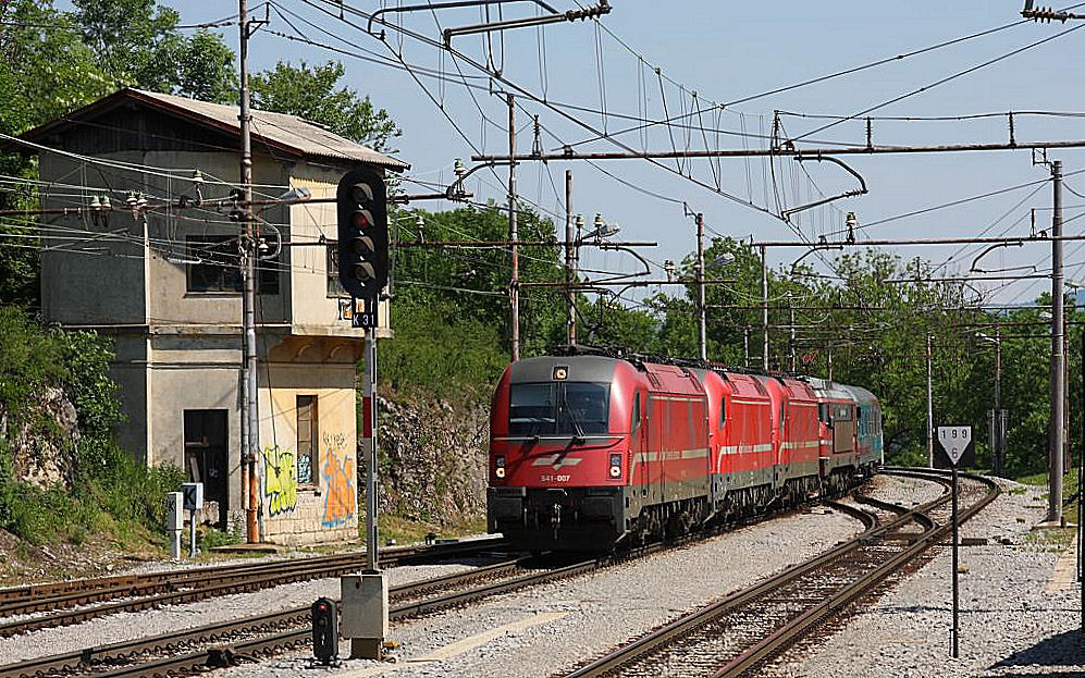 Einfahrt in den Bahnhof Pivka am 25.5.2011.
Zuerst dachte ich, da kommt ein Lokzug um die Kurve, aber da irrte ich.
Gleich vier Sz Elektroloks waren dem planmäßigen Eurocity aus Lubljana vorgespannt. Es führte der Sz Taurus 541007. Ihm folgten direkt zwei weitere Sz Tauri und eine Sz 363. Letztere und der Führungs Taurus waren aufgebügelt!