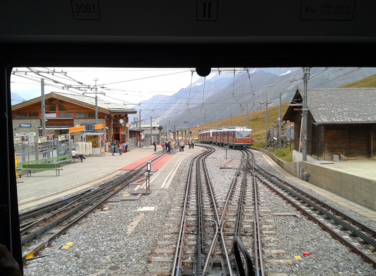 Einfahrt in den Bahnhof Riffelberg auf 2582 m.ü.M. (22.7.2015)