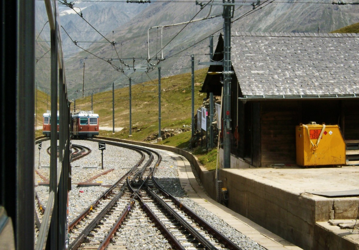 Einfahrt in den Bahnhof Riffelberg auf 2582 m.ü.M. (27.7.2012)