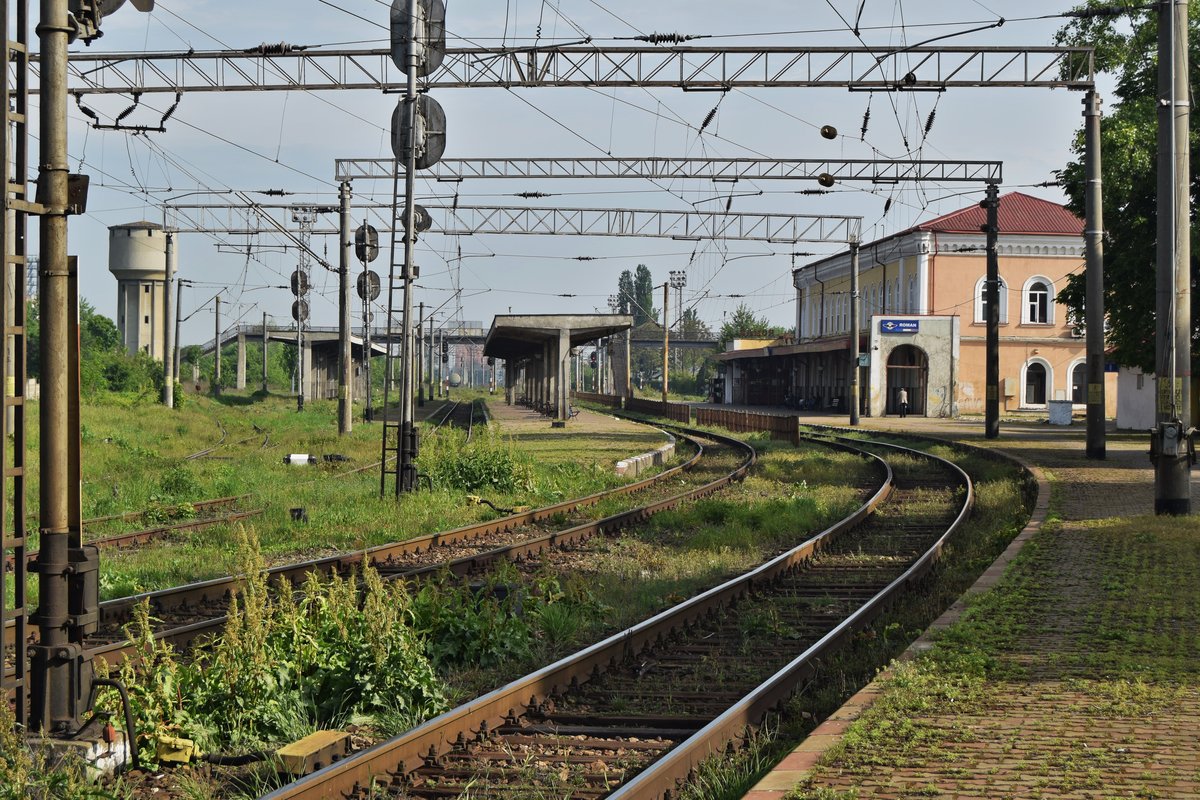 Einfahrt in Bahnhof Roman aus Richtung Bacau. Foto vom 13.05.2017