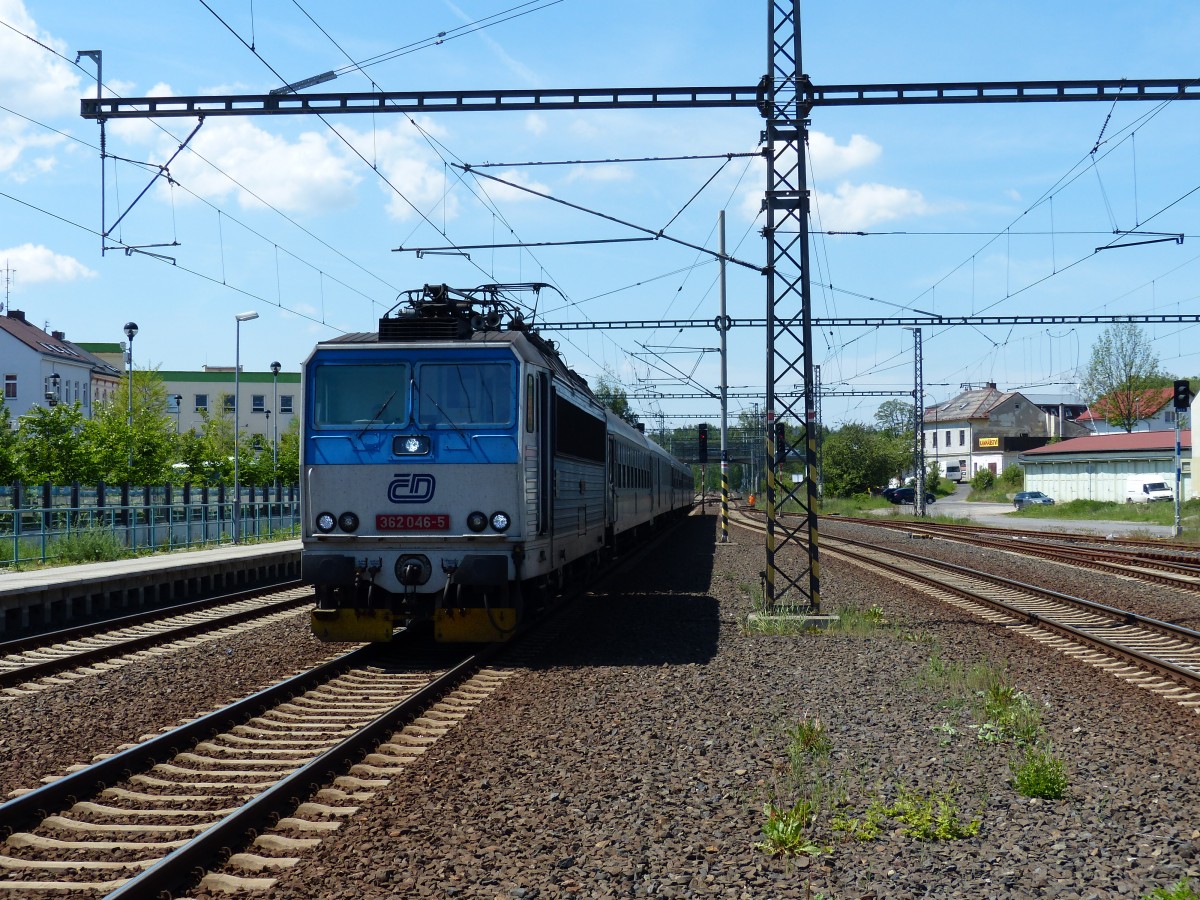 Einfahrt in den Bahnhof von Sokolov hat 362 046 mit dem Schnellzug nach Prag am Haken.21.05.2014.