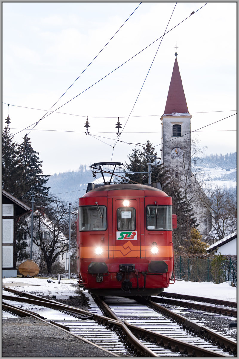 Einfahrt in den Bahnhof Übelbach . 

Am 1.02.2021 rollt der  Schweizer  daher. 