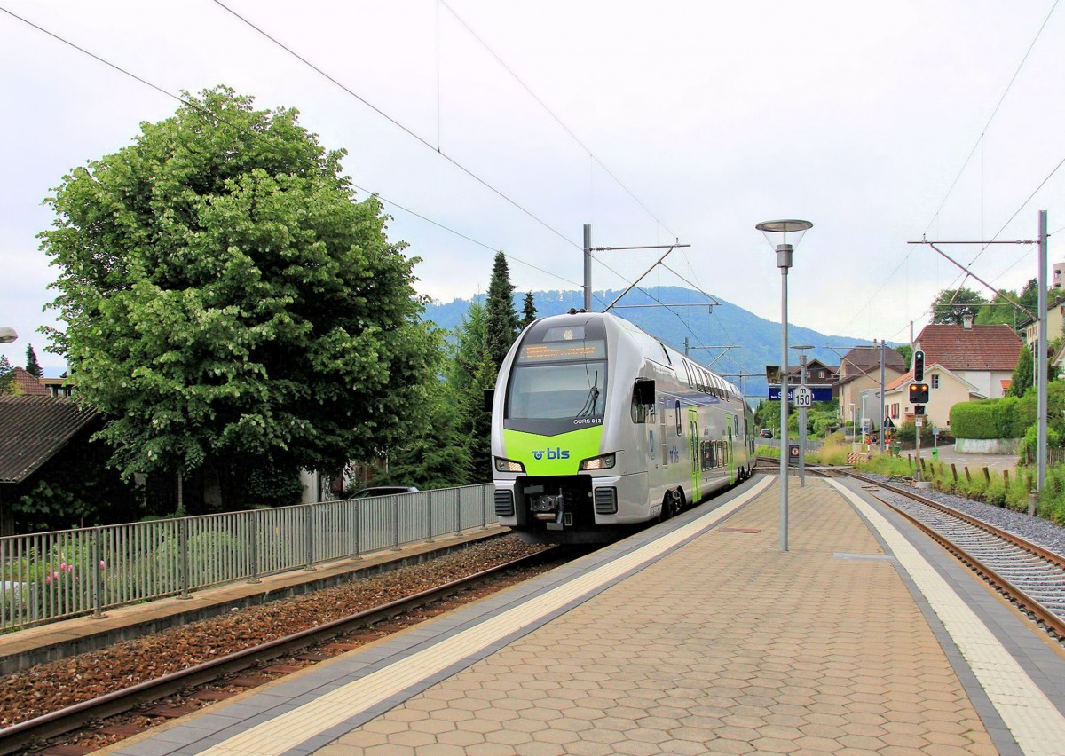 Einfahrt von BLS OURS Nr.013 in Belp Steinbach, 9.Juni 2015. 