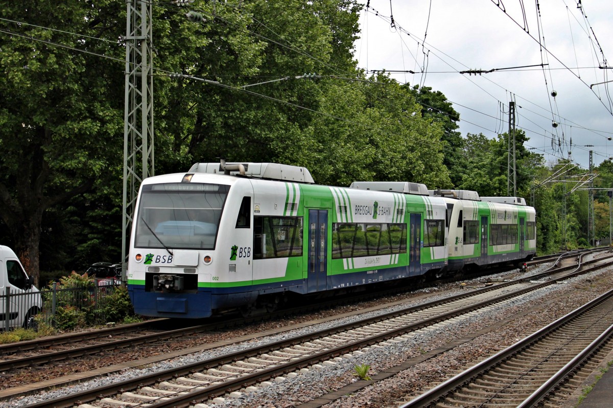 Einfahrt von BSB 002 (650 029-1) und BSB 009 (650 036-6)  March  als S-Bahn aus Breisach nach Freiburg (Brsg) Hbf im Zielbahnhof.