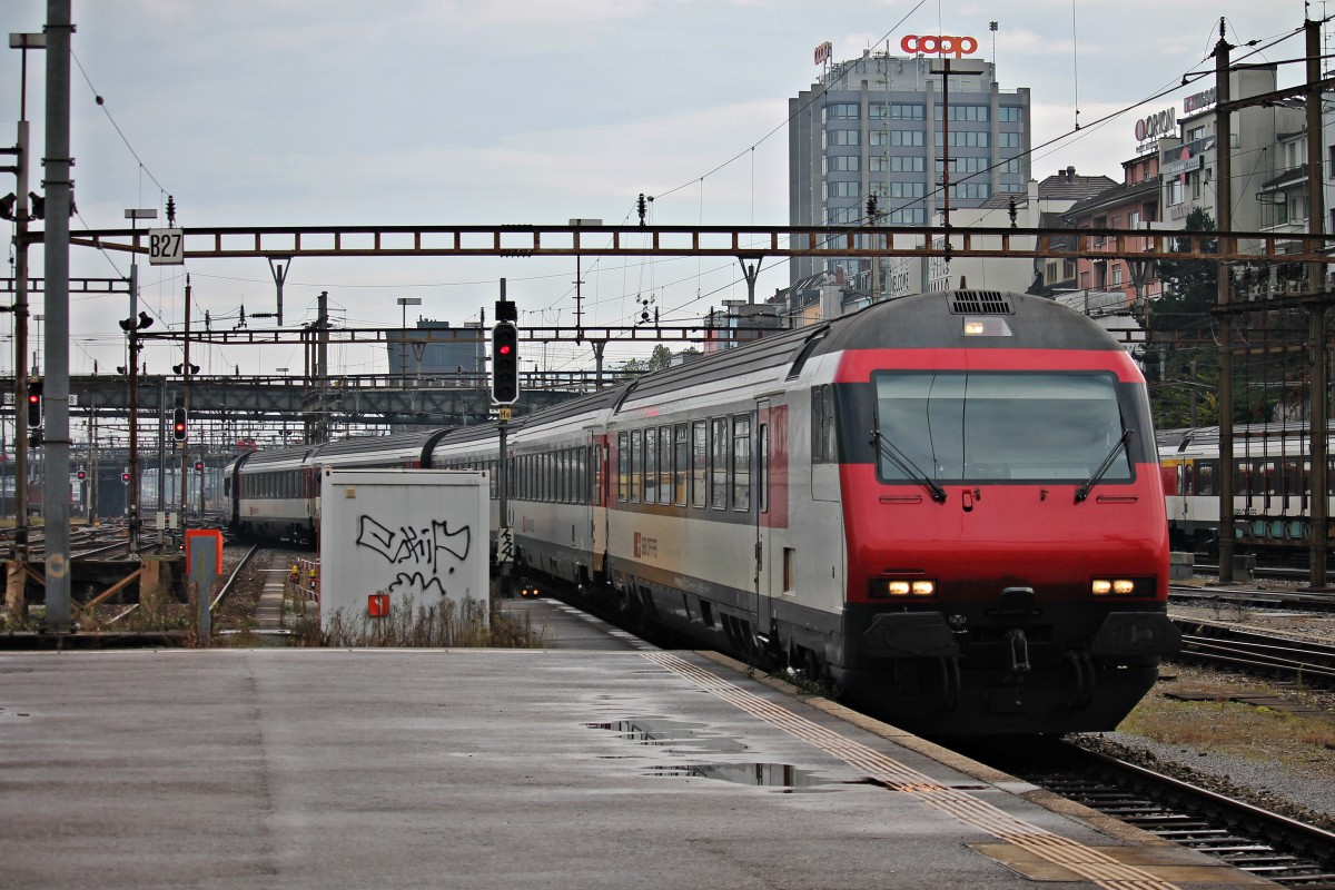 Einfahrt von Bt 50 85 28-94 930-0 am 25.10.2014 mit der Re 460 051-6  Staffelegg  am Zugschluss in Basel SBB.