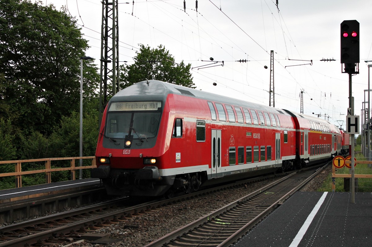 Einfahrt von D-DB 50 80 80-35 301-6 mit der 143 055-2 als Schublok am 25.04.2014 als HVZ-RB aus Neuenburg (Baden) in Müllheim (Baden).
