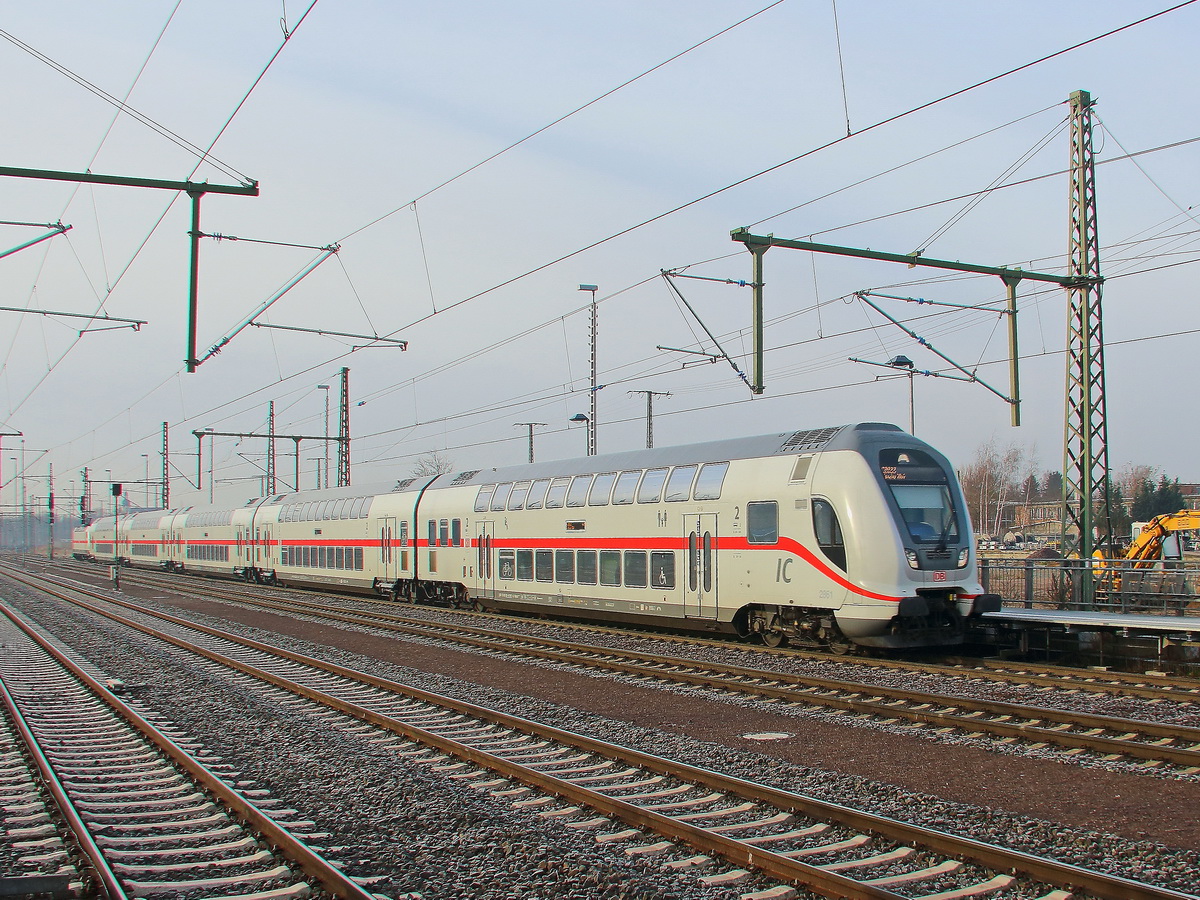 Einfahrt DB Fernverkehr 146 573-1 mit Doppelstock IC2 am 17. Februar 2018 in den Hauptbahnhof von Magdeburg. 