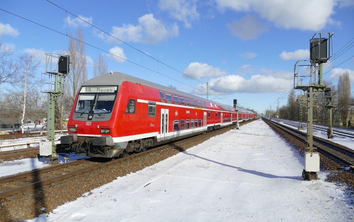Einfahrt DB Regio, RB10 (18518) Steuerwagen in den Bhf. Berlin Jungfernheide mit Fahrtziel Nauen im Februar 2021.