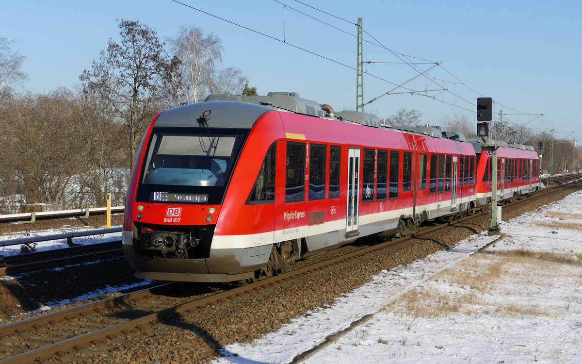 Einfahrt DB Regio RE6 (3630) ''Prignitz-Express'' in den Bhf. B.-Jungfernheide mit dem Lint 41 '648 617' (9580 0648 617-8 D DB) auf Gleis 4, miit Fahrtziel Neuruppin Seedamm. Bhf. Berlin Jungfernheide im Februar 2021.