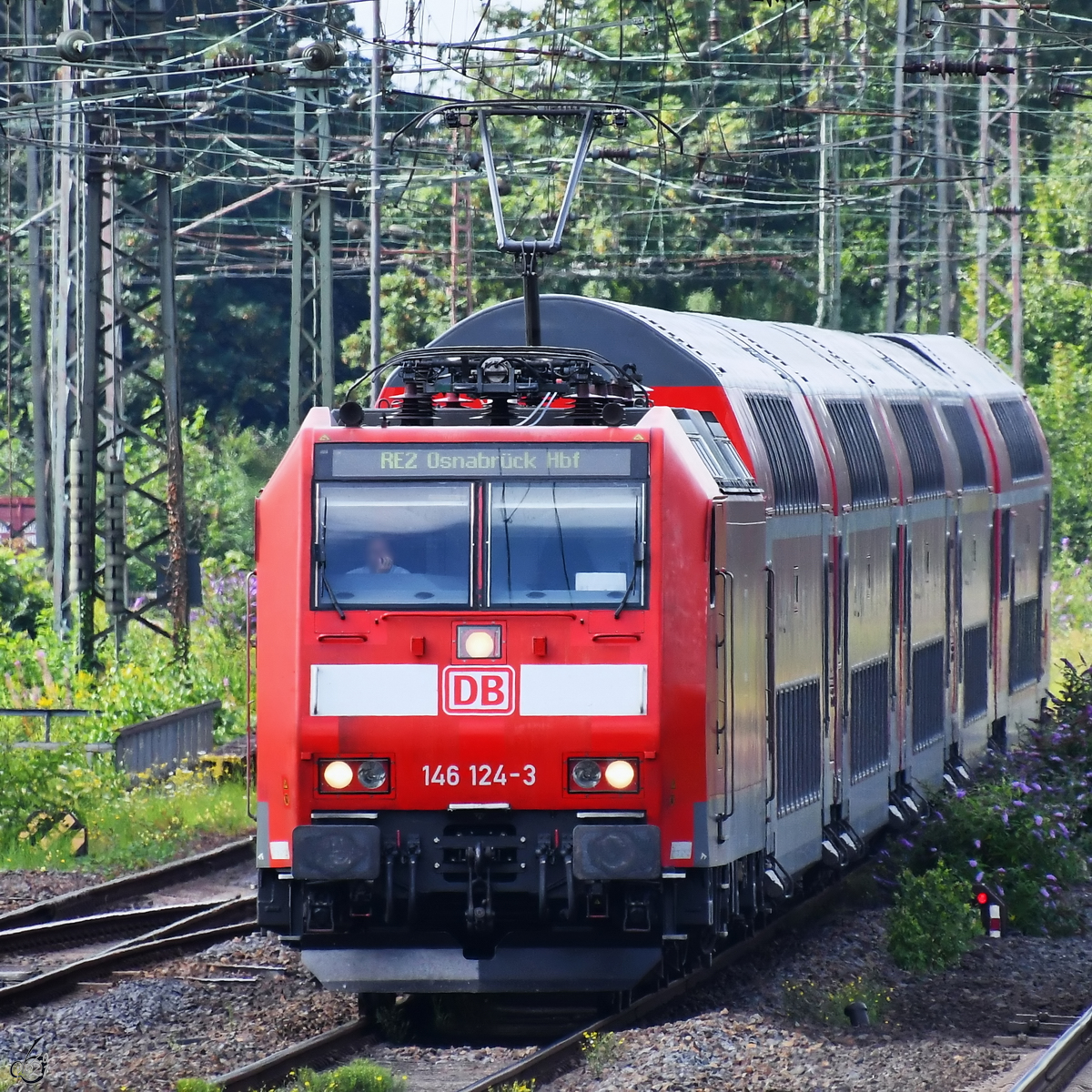 Einfahrt des von 146 124-3 gezogenen RE2 nach Osnabrück am Hauptbahnhof in Wanne-Eickel. (August 2021)