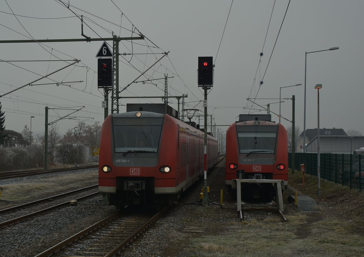 Einfahrt des 425 263-1 in Sinsheim Hbf als S5 nach Eppingen, hier passiet er einen Pulk von drei abgestellten Triebwagen an dessen Ende der 425 119-5 zu erkennen ist.
Samstag den 31.12.2016