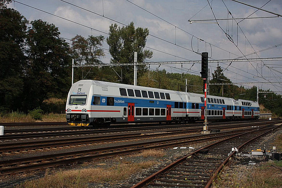 Einfahrt des 971017 Elefant, Steuerwagen Seite, in Richtung Kolin in den Bahnhof Zabori nad Labem am 11.9.2009.