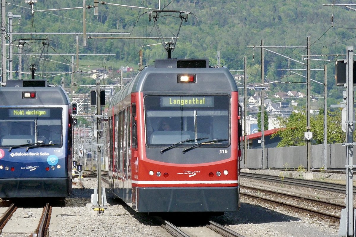 Einfahrt des ASM Be 4/8 115  Neuptun , Richtung Langenthal, in Niederbipp.