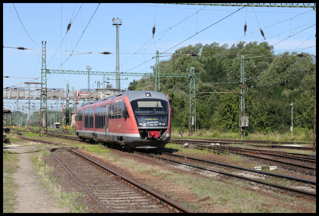 Einfahrt des Desiro 426031 aus Pecs am 13.7.2022 um 8.53 Uhr in den Bahnhof Murakeresztür.