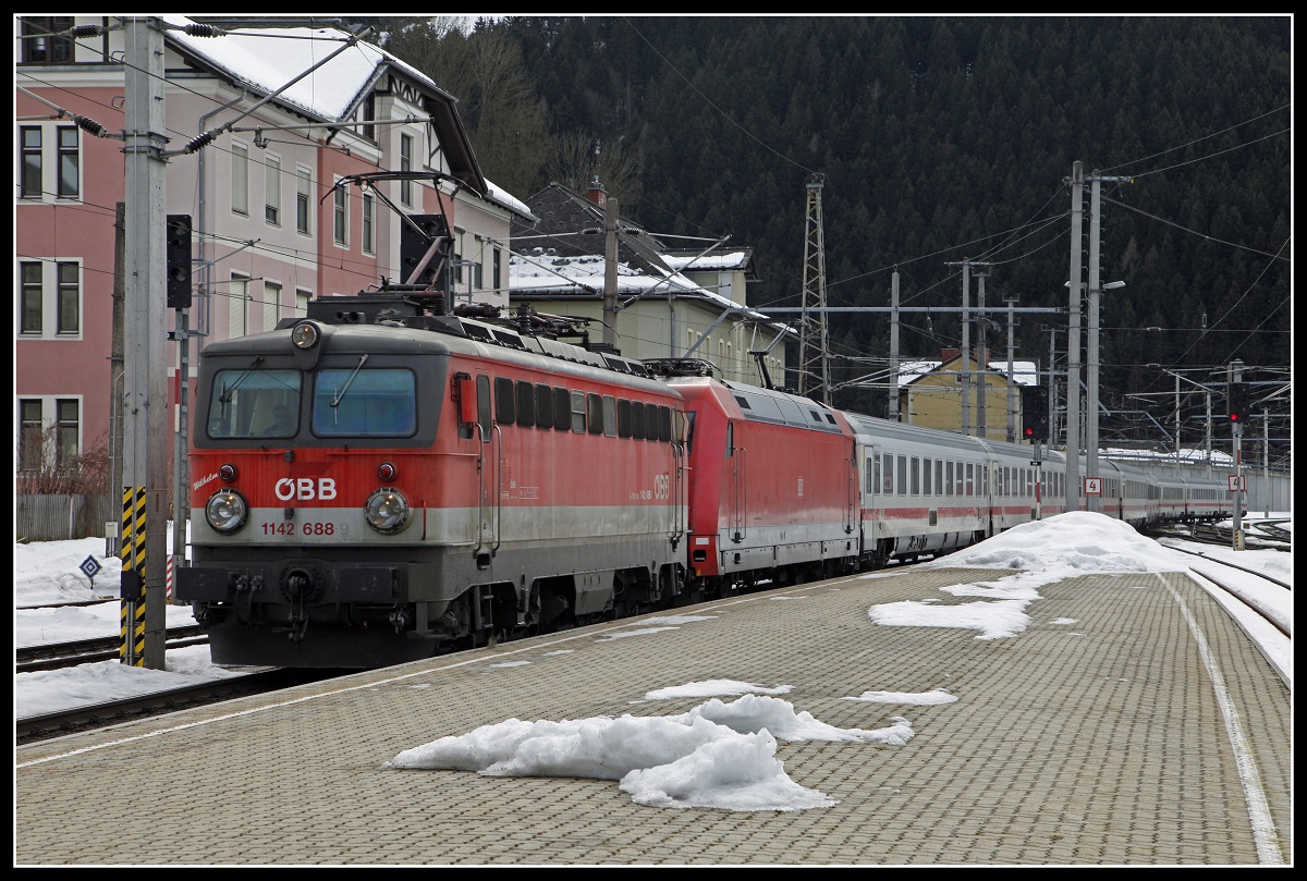 Einfahrt des EC217 mit Vorspann 1142 688 in Selzthal am 26.02.2019.